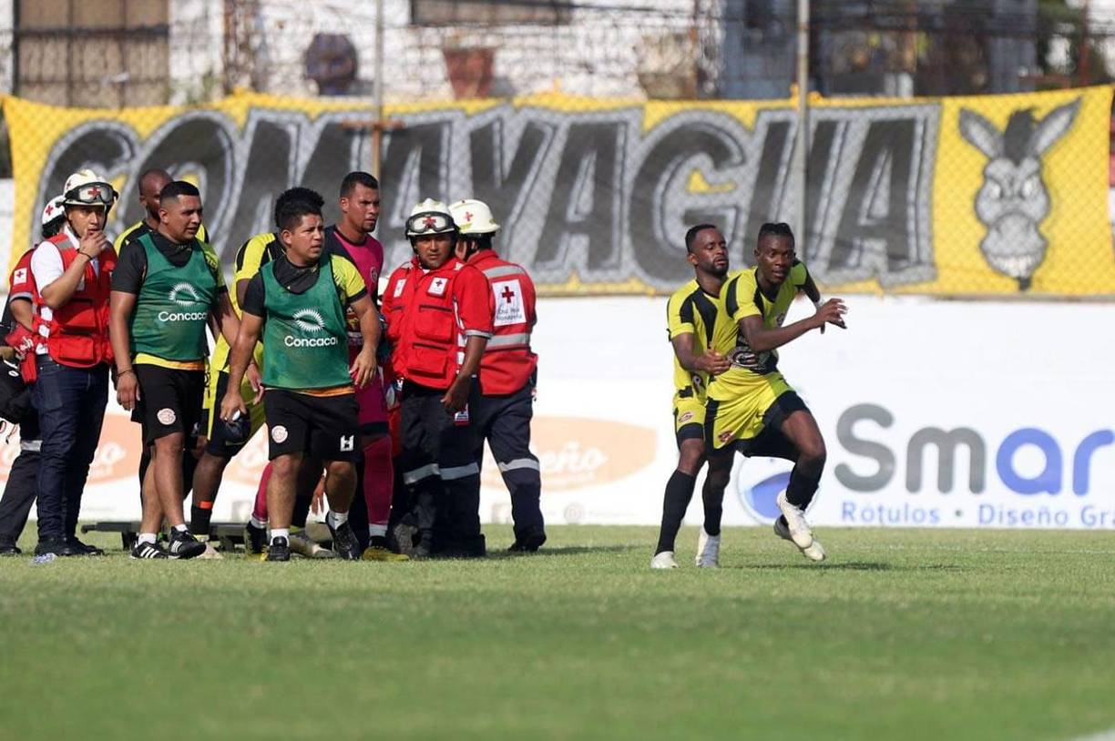 Leonel Casildo fue atendido por miembros de la Cruz Roja, pero se negaba a salir. Se levantó y quiso salir corriendo mientras un compañero trataba de sujetarlo.