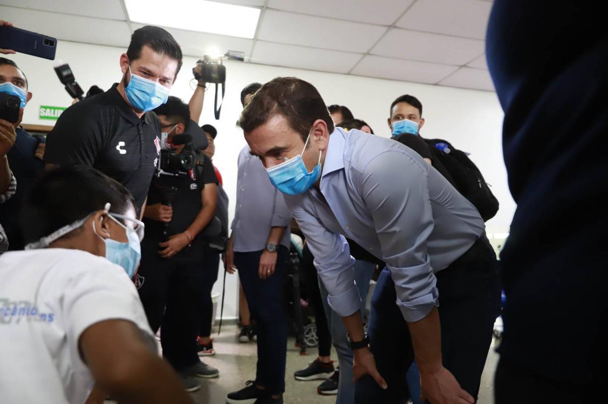 El pequeño hondureño Daniel Martínez fue uno de los que se robó la atención de la plantilla del cuadro azteca ya que les indicó que es aficionado del Olimpia y les advirtió que Jorge Benguché les iba a marcar.