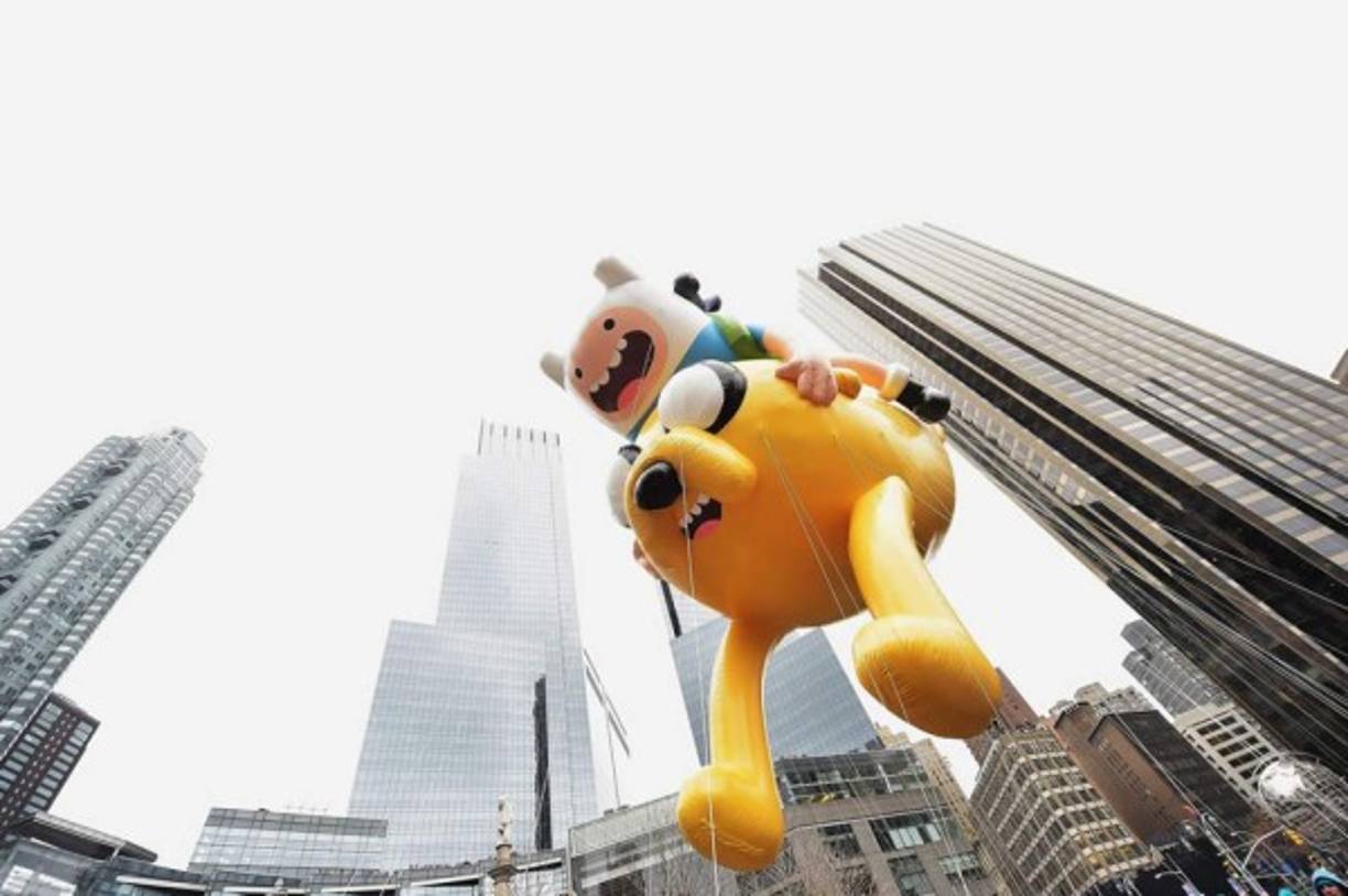 Compradores y almacenes comienzan con las ofertas desde este día, víspera del Black Friday. En la imagen, un globo casi listo para participar.