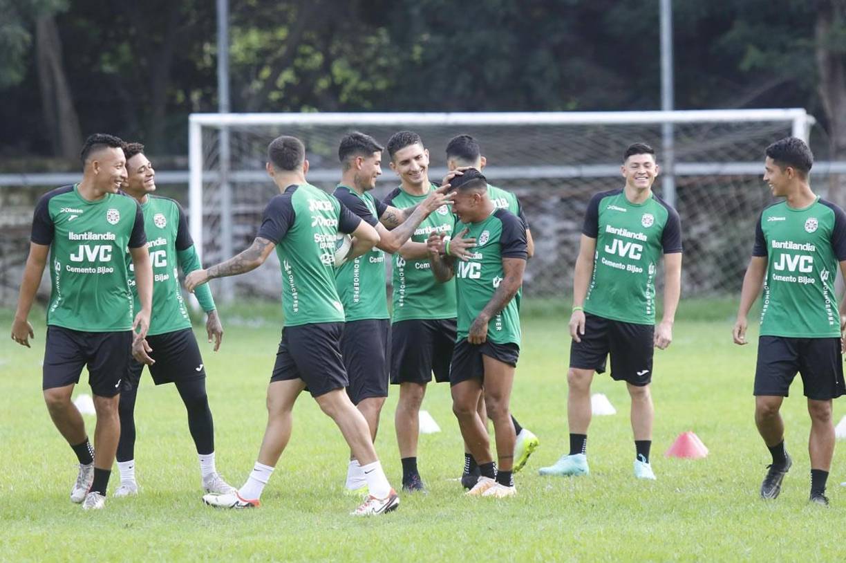 Iván ‘Chino’ López recibió en el entrenamiento una cálida bienvenida de parte de sus nuevos compañeros.