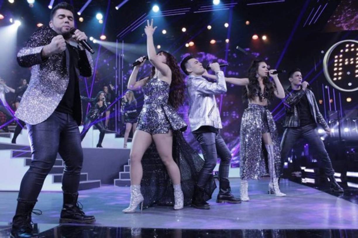 Como en cada gala, Angie ha lucido espectacular con sus atuendos, en este último concierto no ha sido la excepción.