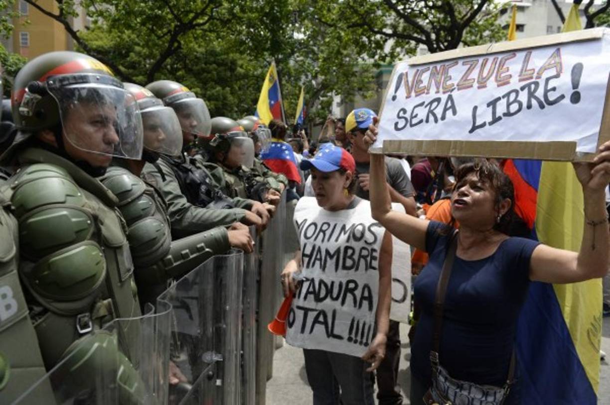 Pese a la represión policial los venezolanos se han mantenido firmes en las calles.