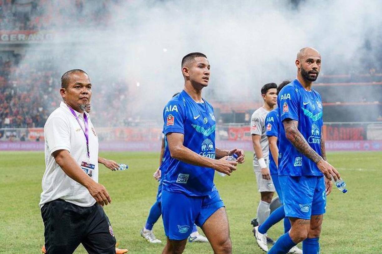 Primero estuvo en el conjunto Sub-23 del Leicester y luego se fue a Portugal para jugar en el Marítimo.