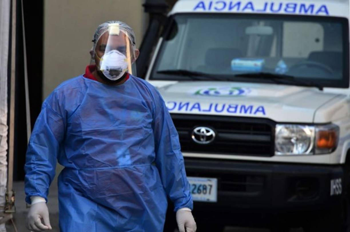 De acuerdo con la OMS, para que una enfermedad sea denominada con el término de “pandemia” debe caracterizarse por su capacidad de infectabilidad y su facilidad para viajar de un sector geográfico a otro.