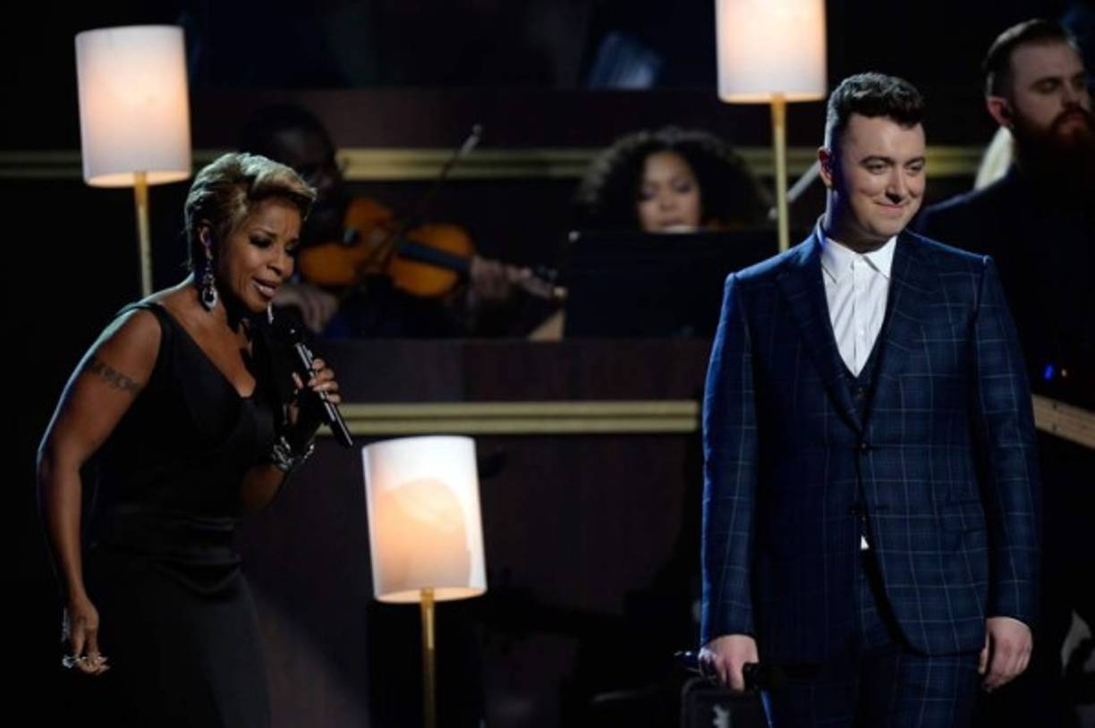 El cantante británico Sam Smith canta junto a Mary J. Blige en la gala de los Grammy.