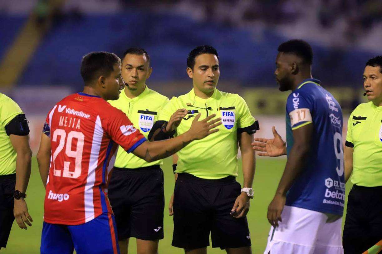Germán ‘Patón’ Mejía actúo como el capitán del Olimpia ante la ausencia de Jerry Bengtson en el once titular. El mediocampista saludando a su colega Clayvin Zúniga.