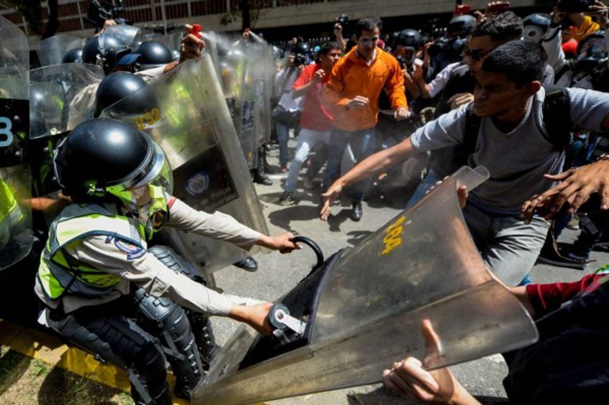 Los opositores al Gobierno del presidente venezolano Nicolás Maduro salieron hoy a las calles para rechazar el 'golpe de Estado' contra el Parlamento, que controla la oposición.