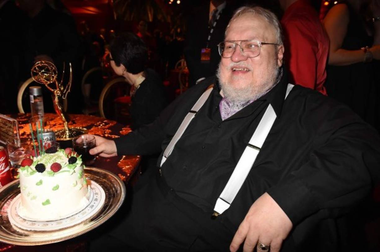 George R.R. Martin celebró su cumpleaños en los Emmys con el triunfo de 'Juego de tronos'.