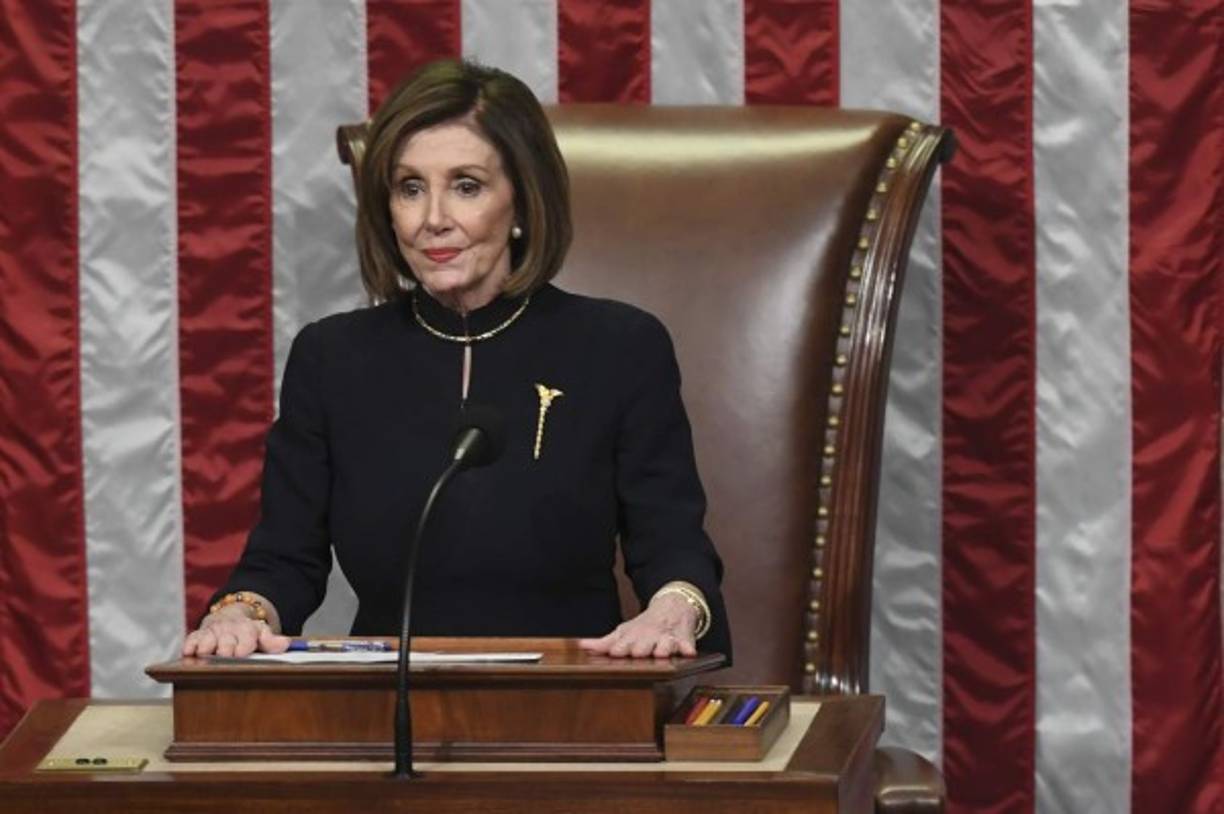 La demócrata, quien lució impecable vestida de color negro, se mostró muy satisfecha tras la aprobación de los cargos contra Trump.