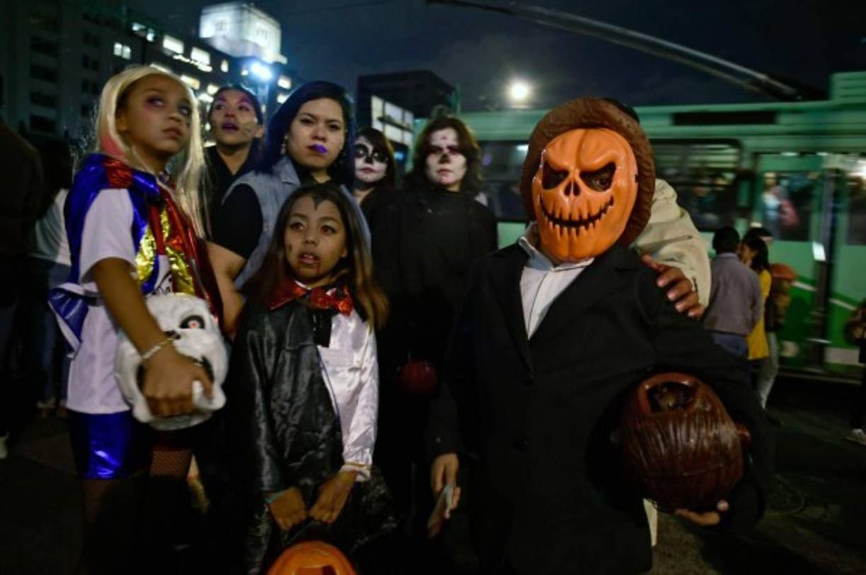 Una familia que siembra el miedo. Así lucen muchos mexicanos en este día.