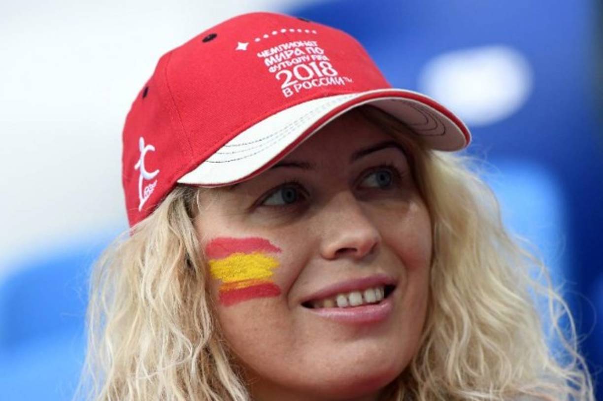 Una bella rubia queda viendo al campo en el juego contra Marruecos.