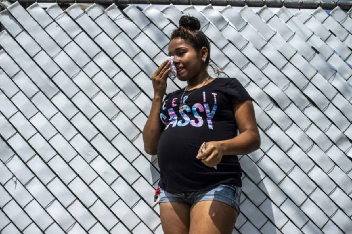 Otros migrantes optan por quedarse varios meses en México para ahorrar y pagar a un coyote para cruzar a EEUU, como la hondureña Damaris Herrera, que trabaja en un bar de Chiapas.