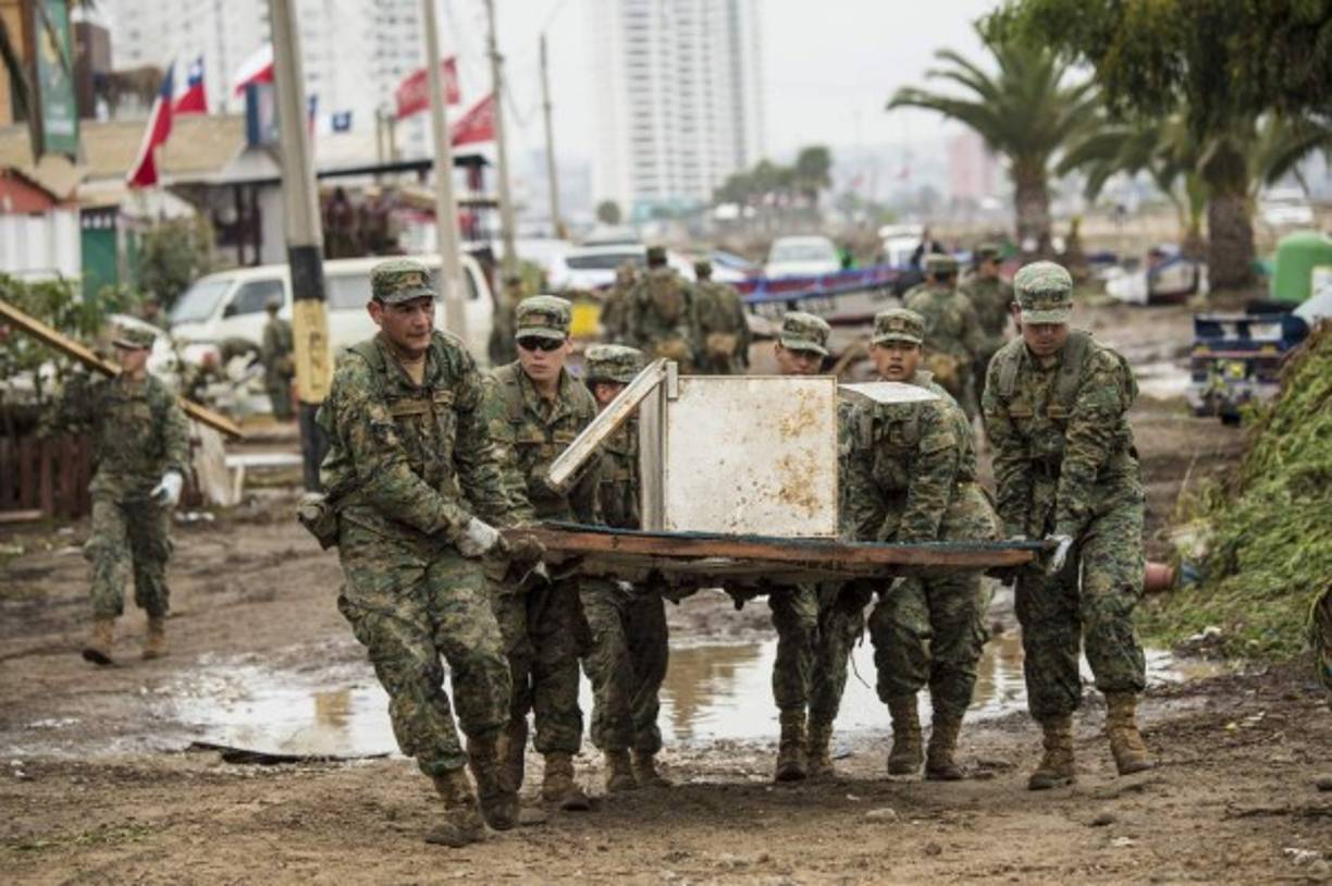 El número de muertos a causa del terremoto ocurrido la noche del pasado miércoles en el norte de Chile asciende ya a doce, informó hoy el ministro del Interior, Jorge Burgos, quien señaló que además hay cinco desaparecidos.