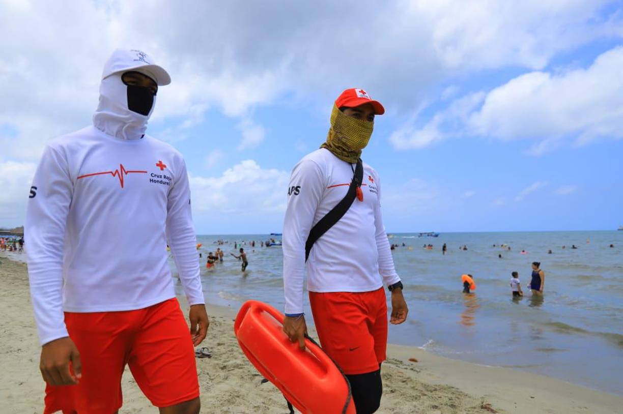 Miembros de la Cruz Roja Hondureña listos para socorrer a los veraneantes. 