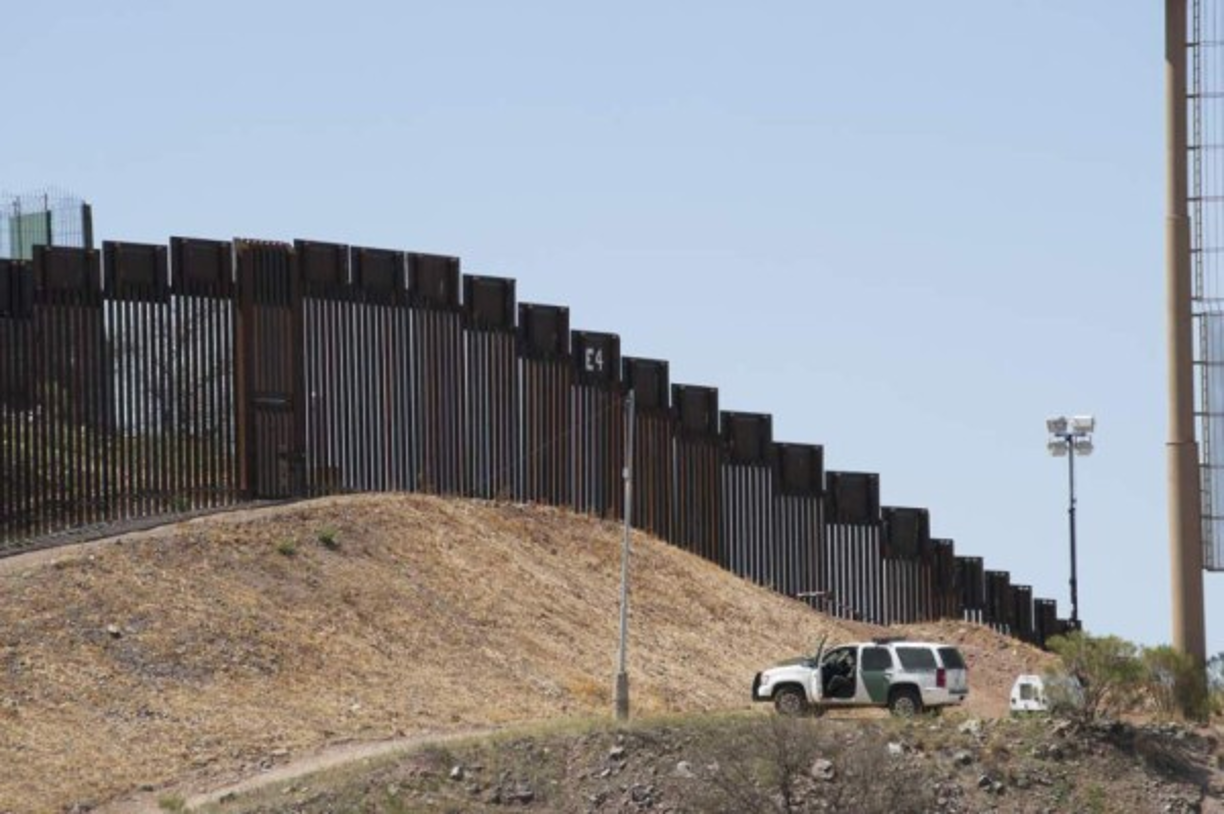 Healthcare workers wheel the body of deceased person from the Wyckoff Heights Medical Center during the outbreak of the coronavirus disease (COVID-19) in the Brooklyn borough of New York City, New York, U.S., April 2, 2020. REUTERS/Brendan Mcdermid