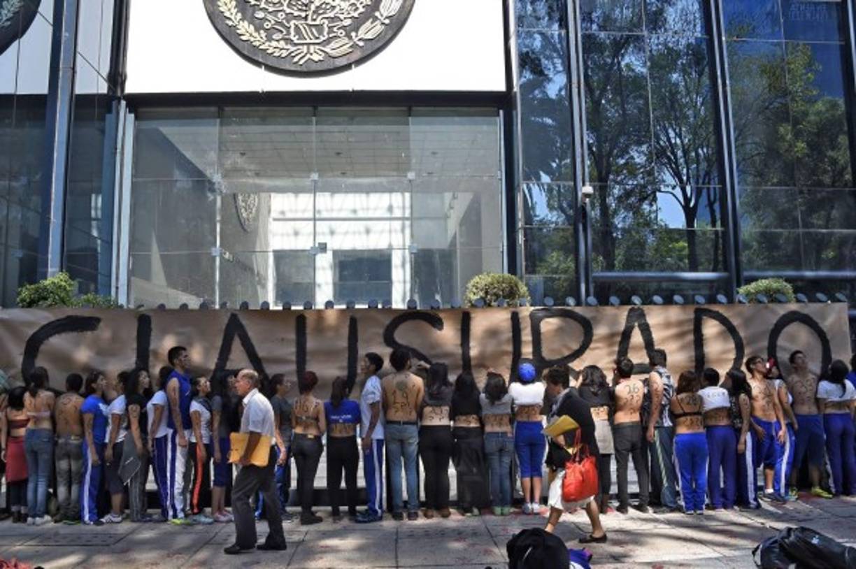 La manifestación inició desde Los Pinos hacia el Zócalo de la capital mexicana.