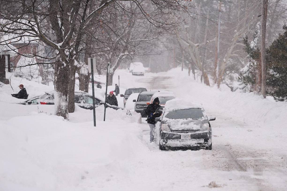 En Buffalo, una joven de 22 años, atrapada por la nieve, murió en su automóvil, según su familia. Un video enviado por la víctima y publicado por su hermana la muestra bajando la ventana de su vehículo, rodeado de nieve durante la ventisca.