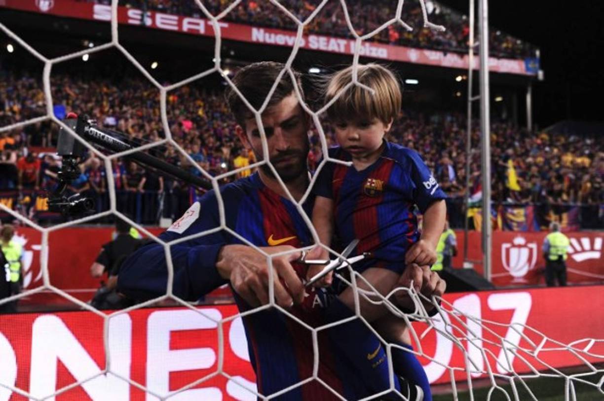 Gerard Piqué aprovechó para llevarse las redes de una de las porterías del estadio Vicente Calderón.