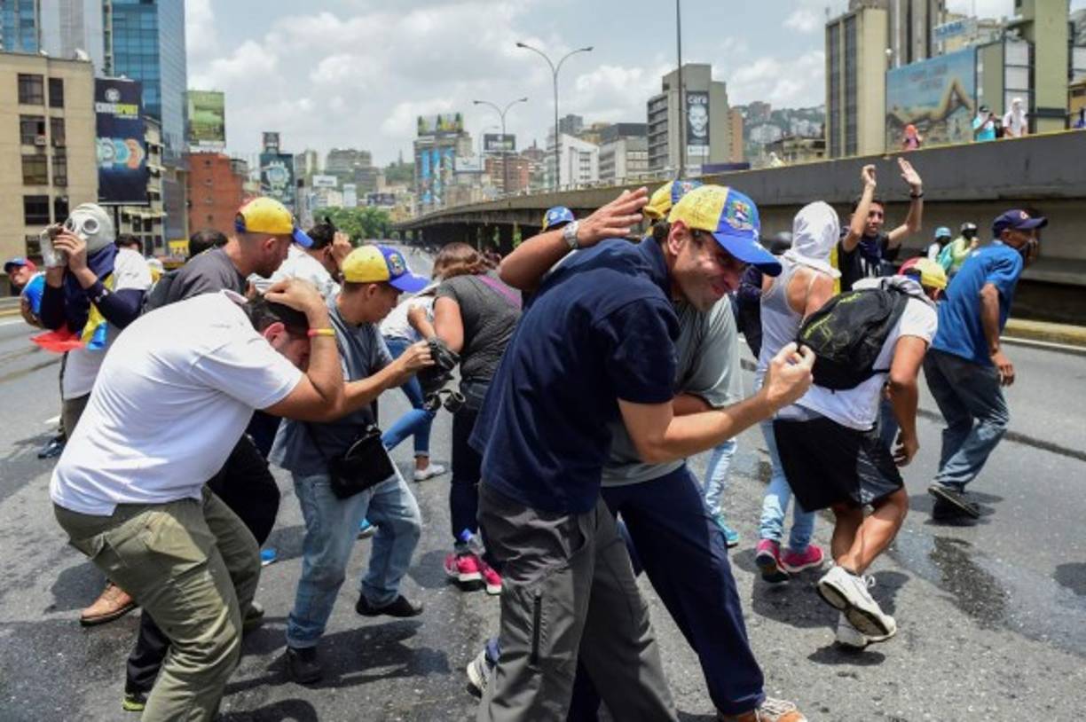 Capriles intentaba llegar a la Defensoría del Pueblo sin embargo fue reprimido por las fuerzas de seguridad bolivarianas.