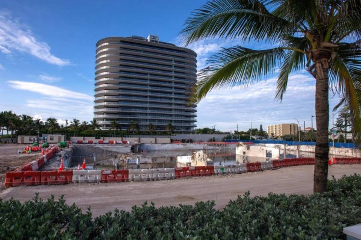 La pequeña localidad de Surfside, en Miami-Dade, trata de sobreponerse al 'trauma colectivo' causado por el derrumbe del edificio Champlain Towers South y la muerte de al menos 97 personas, al cumplirse un mes de la tragedia ocurrida en lo que hoy es solo un solar. Fotos: EFE