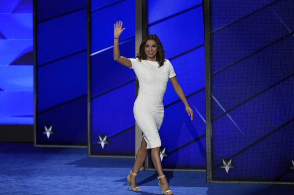 Otras mujeres también se tomaron el escenario de la Convención, como la actriz Eva Longoria que usando un vestido blanco básico, de la colección que ella misma diseñó para la cadena The Limited.