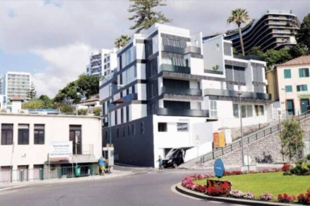 El espectacular y lujoso edificio es de siete plantas y en el habitualmente viven su madre y su hermano, obviamente él no porque reside en Turín con Georgina Rodríguez y sus hijos. Sí acostumbra a quedarse allí muchas de las veces que viaja a Madeira para ver a su familia.