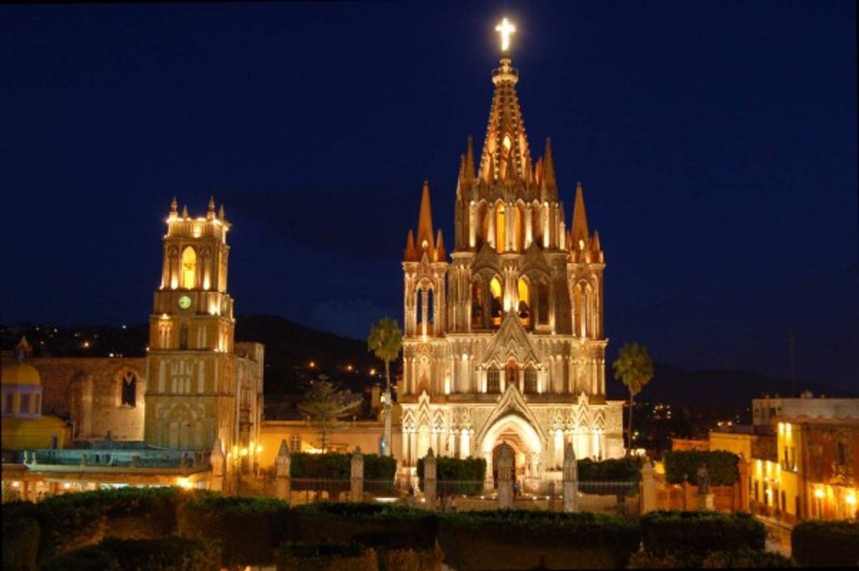 2. Muchas de las ciudades de la Colonia española en América Latina aún conservan gran parte de la belleza de hace cinco siglos. El diario español El País realizó un ránking de las ciudades coloniales más hermosas. San Miguel de Allende, Guanajuato, México es una de las más hermosas con sus patios arbolados y su catedral.