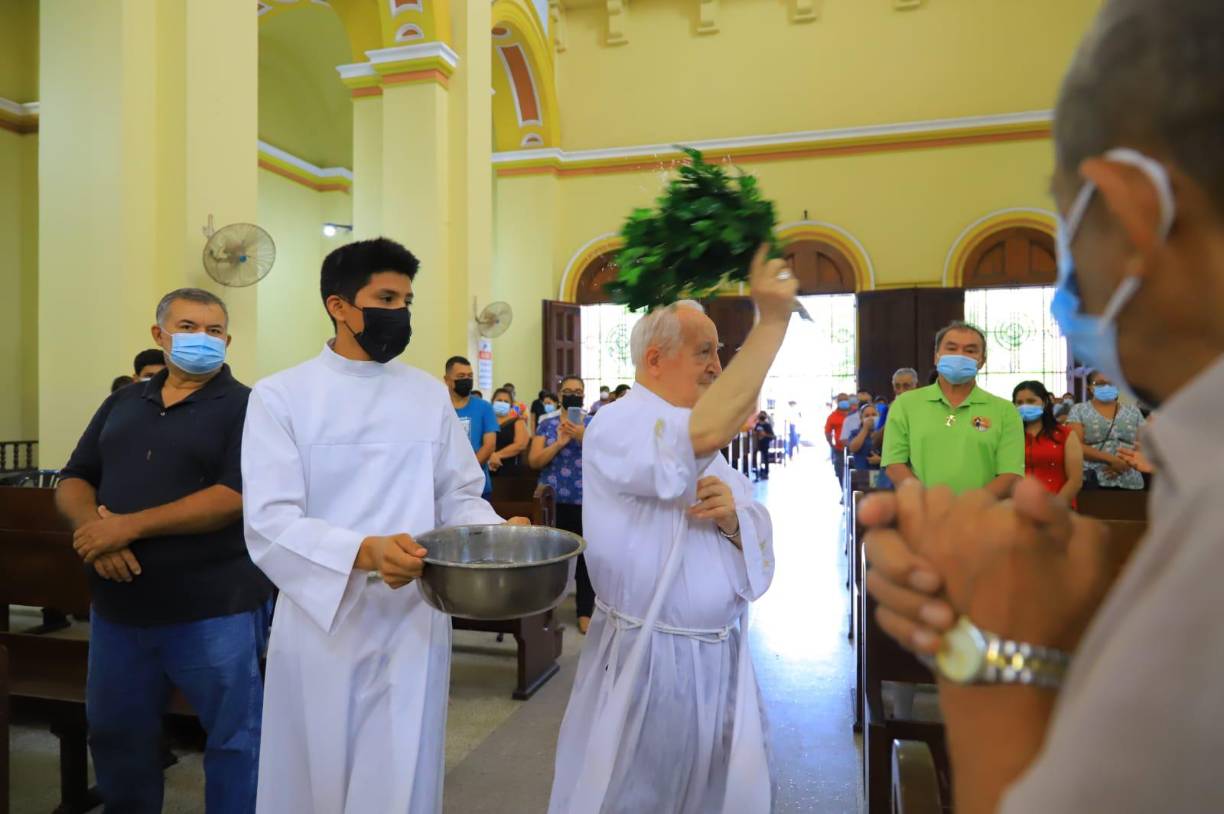 Misa de Domingo de Resurrección en San Pedro Sula. Fotografía: La Prensa / Melvin Cubas. 