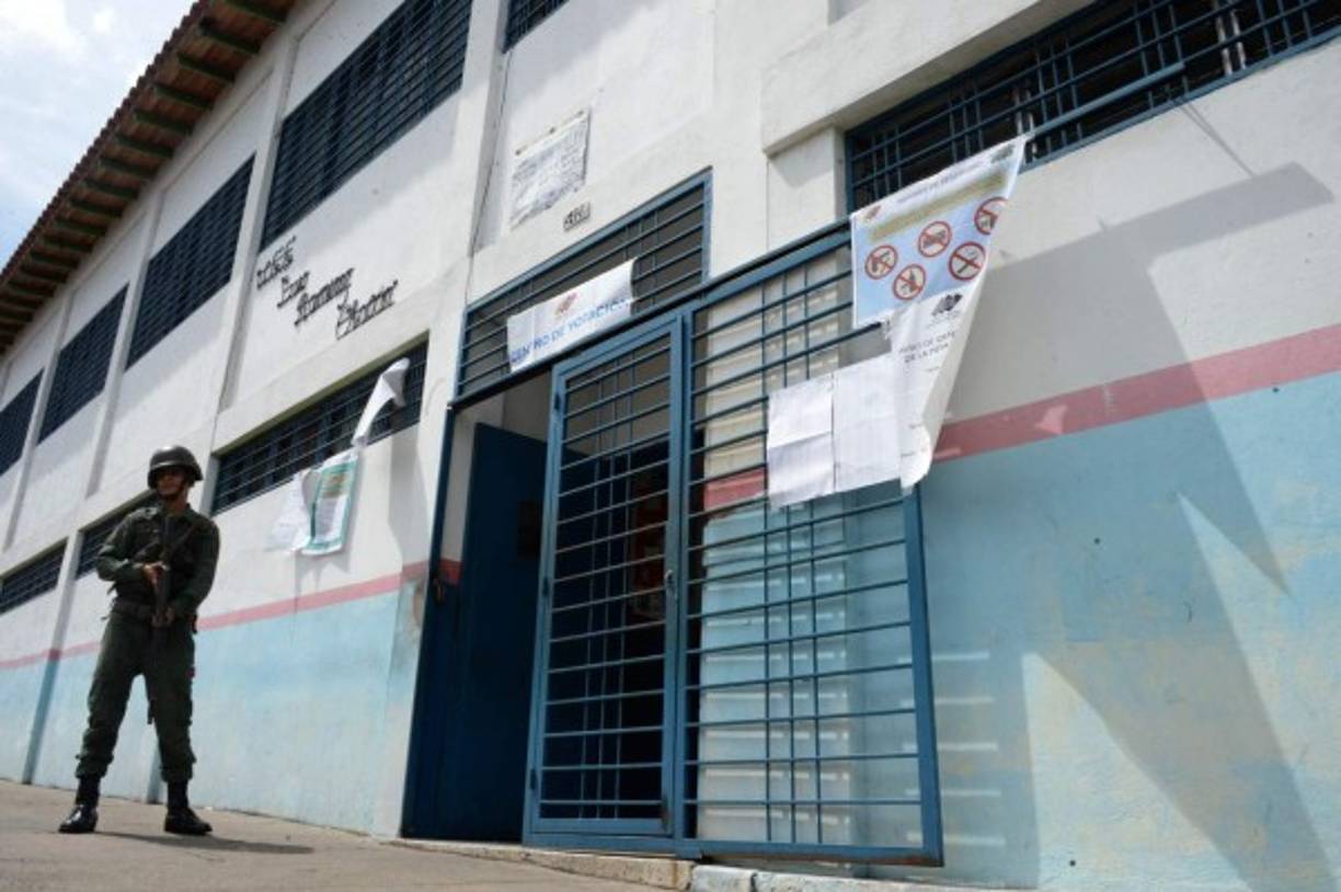 Un soldado monta guardia en un colegio electoral en San Cristóbal, Venezuela.AFP