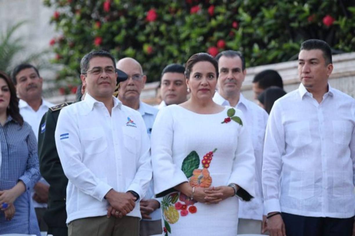 El presidente hondureño, Juan Orlando Hernández, asistió junto a la primera dama a la ceremonia desarrollada en la plaza de las banderas del Banco Centroamericano de Integración Económica.