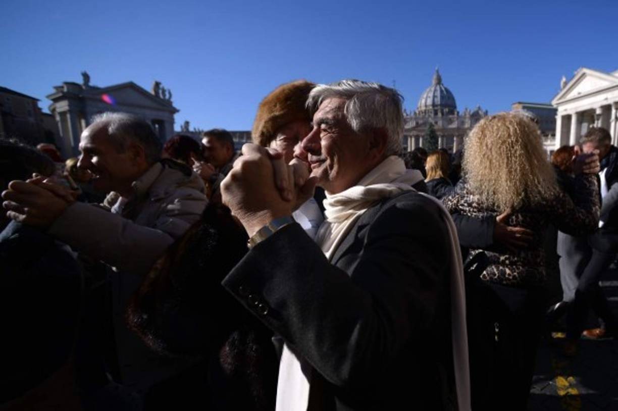 Por su parte, el pontífice parece desear que éste sea un día normal. No tiene nada especial previsto en su programa oficial y la prensa italiana habla solo de que le han hecho un pastel para el almuerzo.