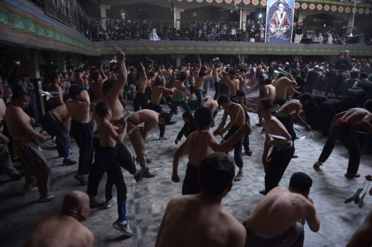 En esta foto de archivo tomada el 9 de octubre de 2016, los musulmanes chiítas afganos usan cadenas y cuchillas durante la autoflagelación ritual como parte de las conmemoraciones de Ashura en una mezquita en Kabul.