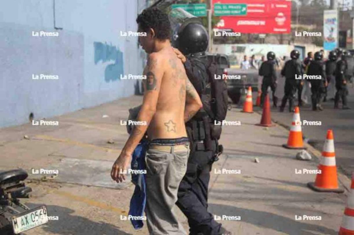 Aficionados del Motagua fueron detenidos tras los actos de vandalismo.