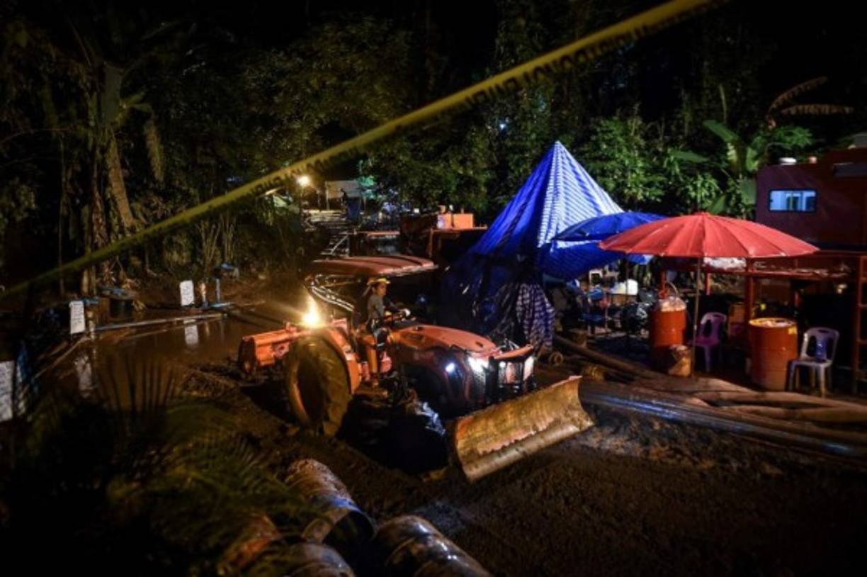 Atrapados desde el 23 de junio en una cueva inundada de agua, su rescate se ha convertido en una carrera contrarreloj ante el riesgo de que suba el nivel de las aguas.