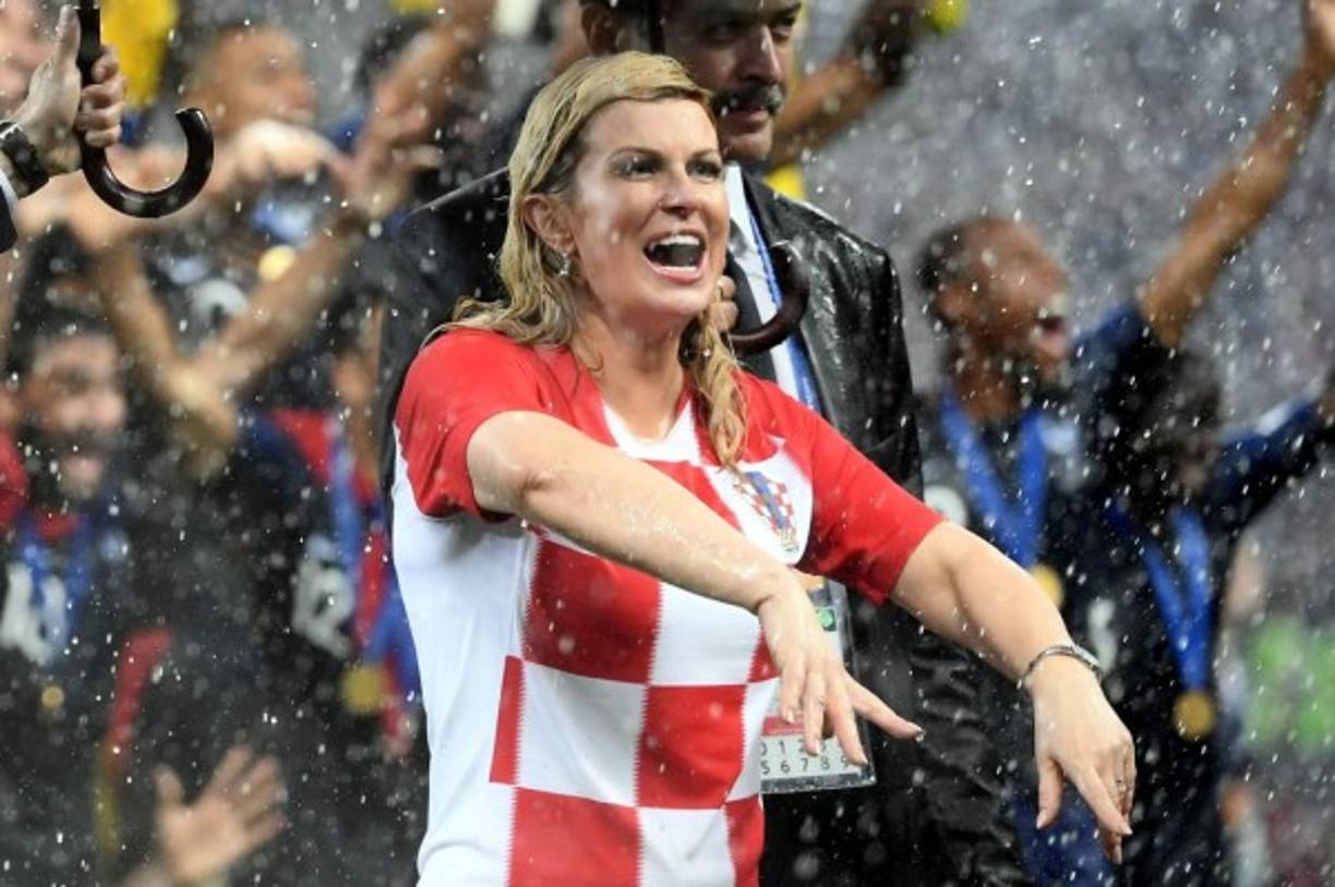 Kolinda Grabar-Kitarovic, presidenta de Croacia, terminó empapada en la entrega de premios luego del diluvio que cayó en Moscú.