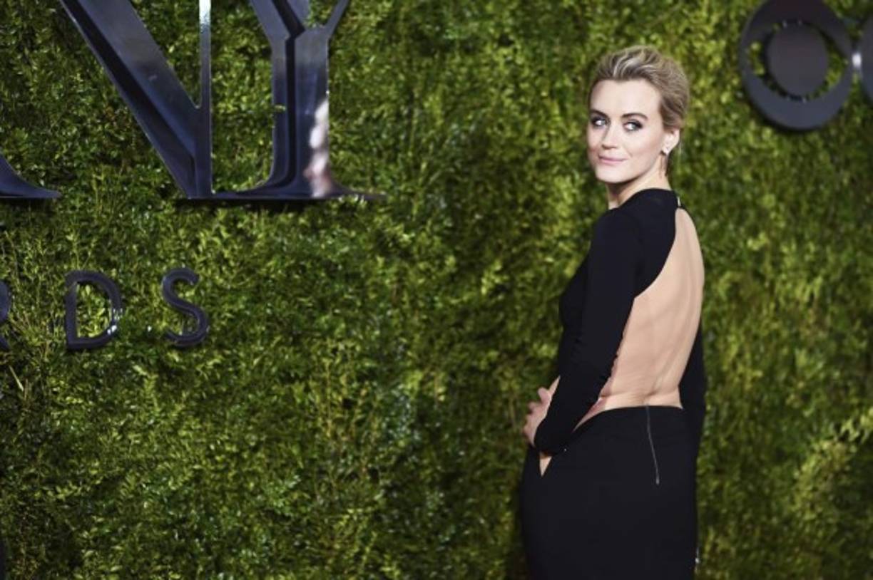 Taylor Schilling. Su 'look': Con vestido negro con transparencias, de Michael Kors.