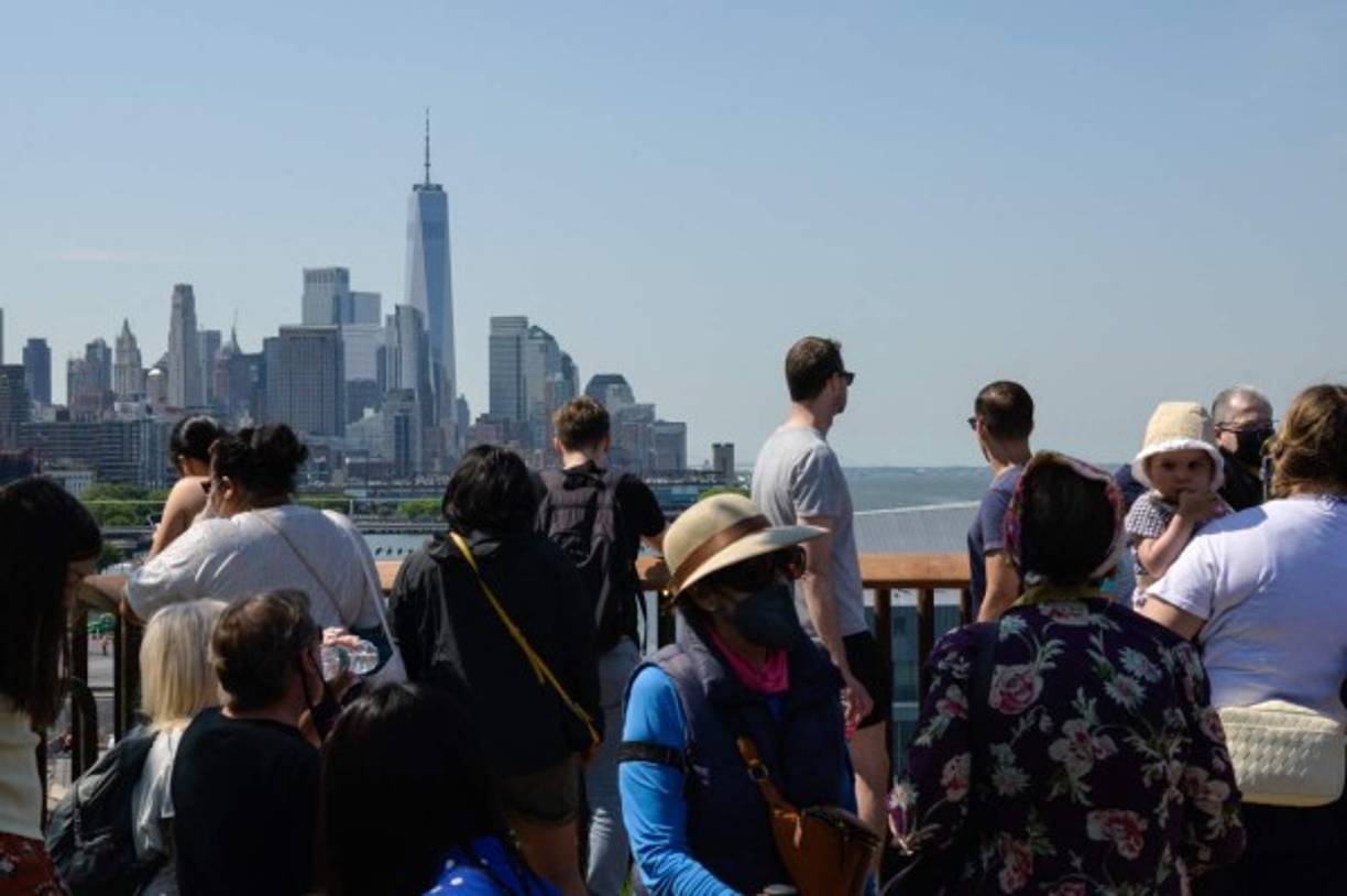 El original parque flotante de una hectárea, con muchos espacios verdes e inéditas vistas del sur de Manhattan y Nueva Jersey, amplía a la altura de la calle 13 el popular parque del Río Hudson, que se expande a lo largo de seis km sobre la costa oeste de Manhattan.