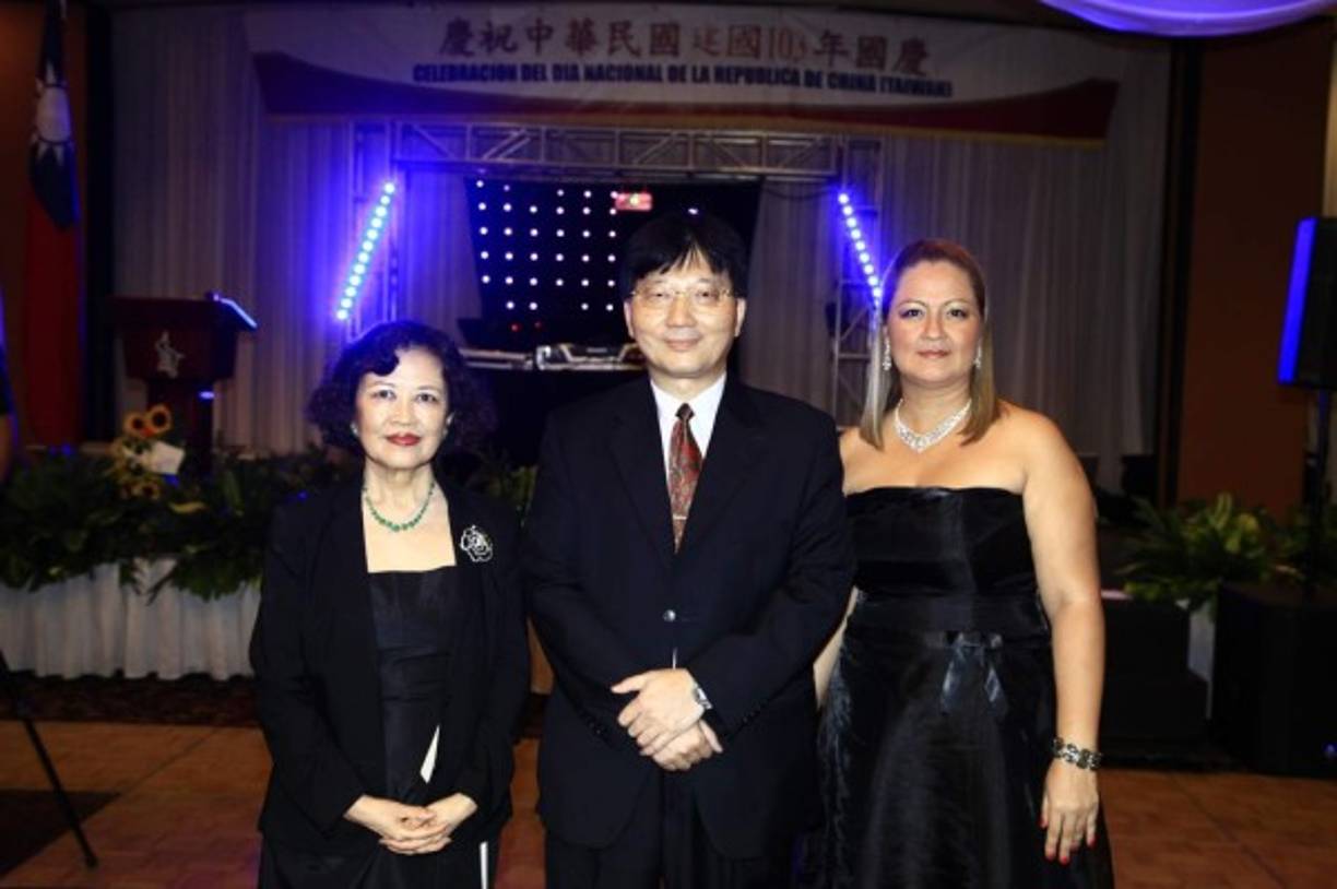 Los anfitriones Nancy Chien, Abel Lin Cheng-Hui y Cindy Ayestas.