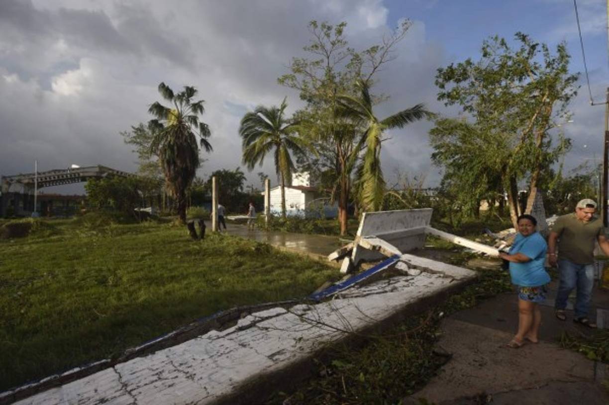 Escuinapa fue la comunidad que albergó a la mayoría de los desplazados pues en el refugio anticiclónico pasaron la noche más de 2,500 personas, la mayoría procedentes de pequeños poblados cercanos dedicados a la pesca y donde las viviendas son de materiales frágiles.