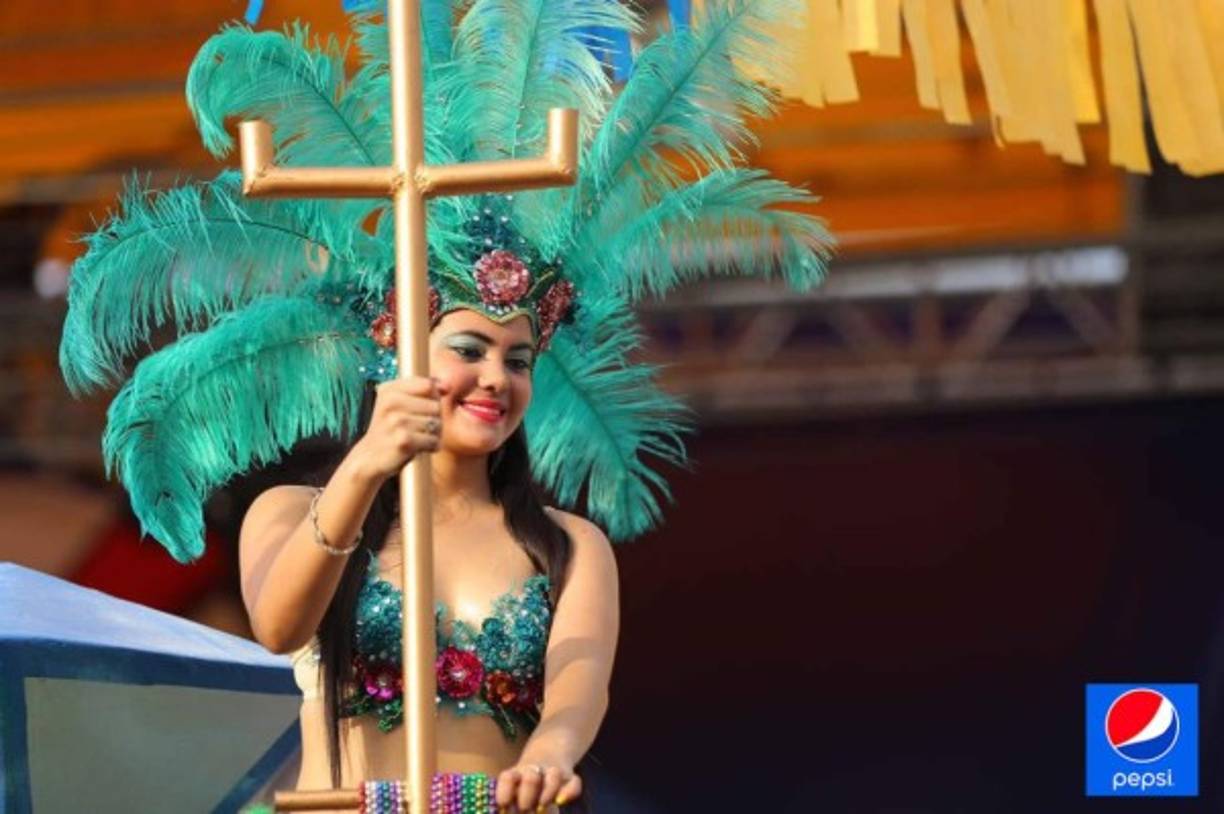 Una hermosa modelo hondureña anima en el carnaval de la ciudad de La Ceiba, Atlántida, Caribe hondureño.