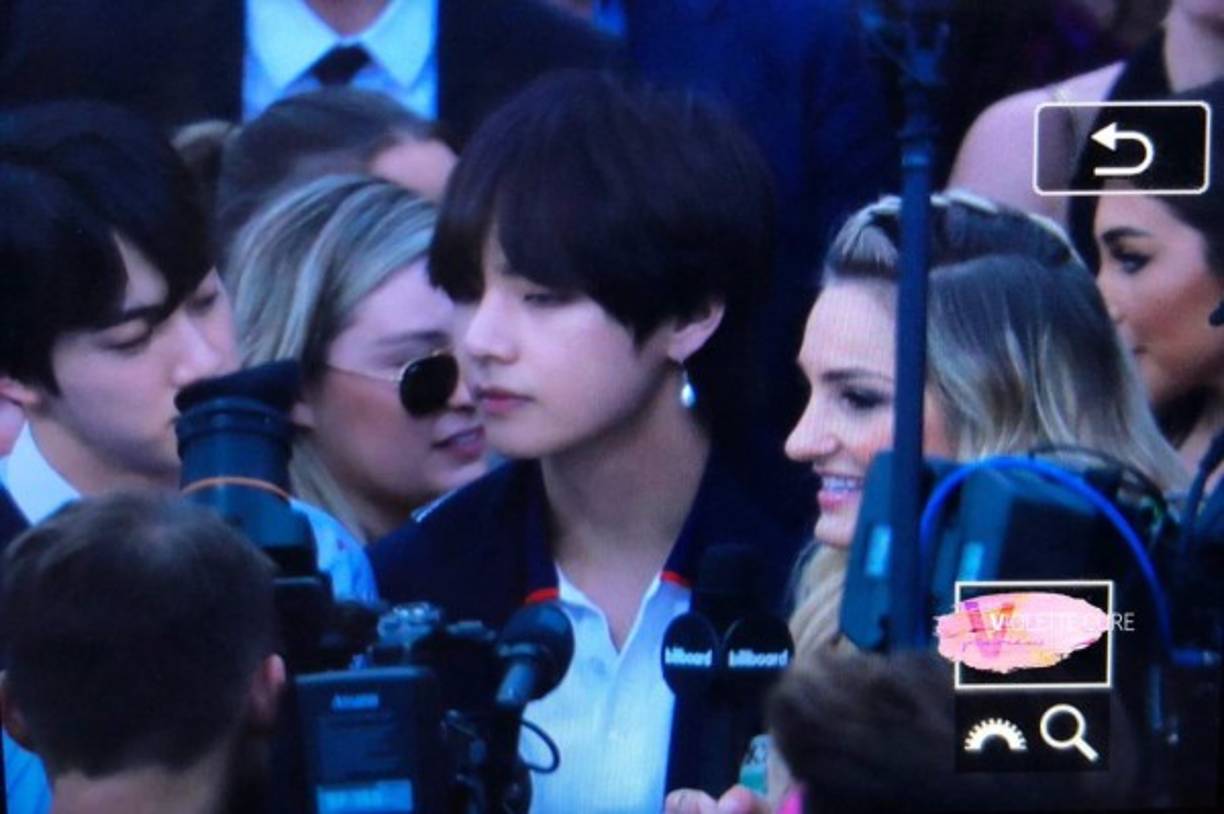Los integrantes de BTS se toman fotografías con sus fans.