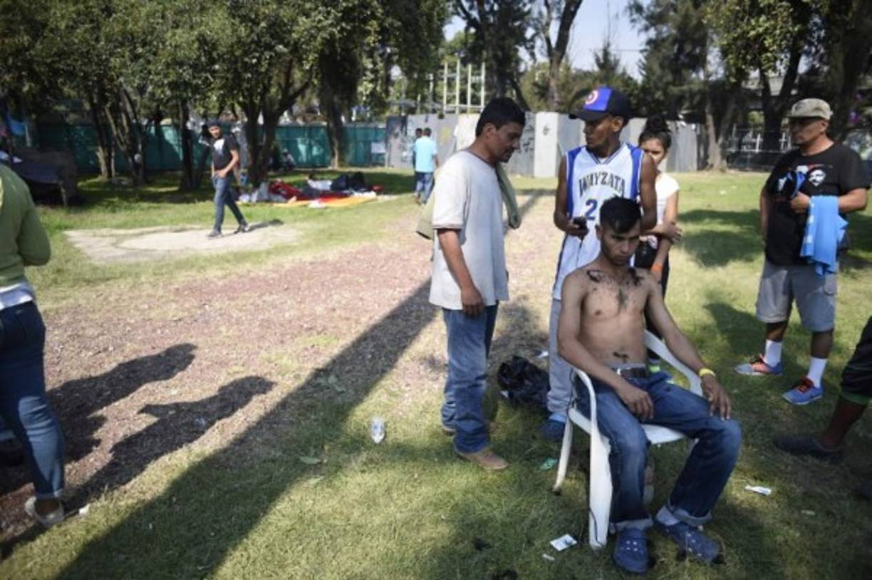 Desde entonces, se ha ganado un dinero cortando pelo. 'La comida no nos falta pero igual uno tiene sus necesidades', dice mientras otros migrantes esperan cortarse el pelo en la improvisada barbería en la que suena el reguetón.