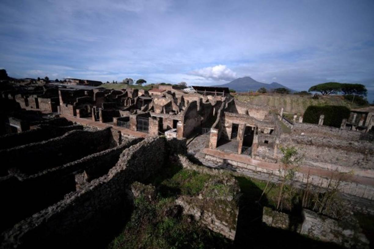 El criptopórtico, por su parte, permitía el acceso al piso superior y era un espacio de unos 2,20 metros de año pero cuya longitud se desconoce por el momento, y contaba con piso de madera como indica la presencia en los muros de seis huecos para albergar las vigas que soportaban una galería, indica el comunicado oficial.