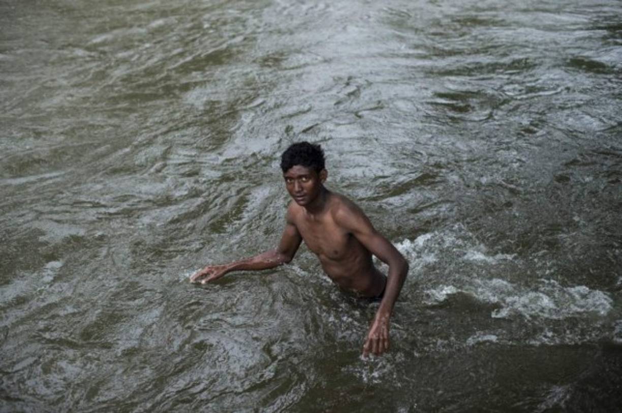 Este migrante disfruta de las agua del río Mapastepec, en Mapastepec, estado de Chiapas, México.