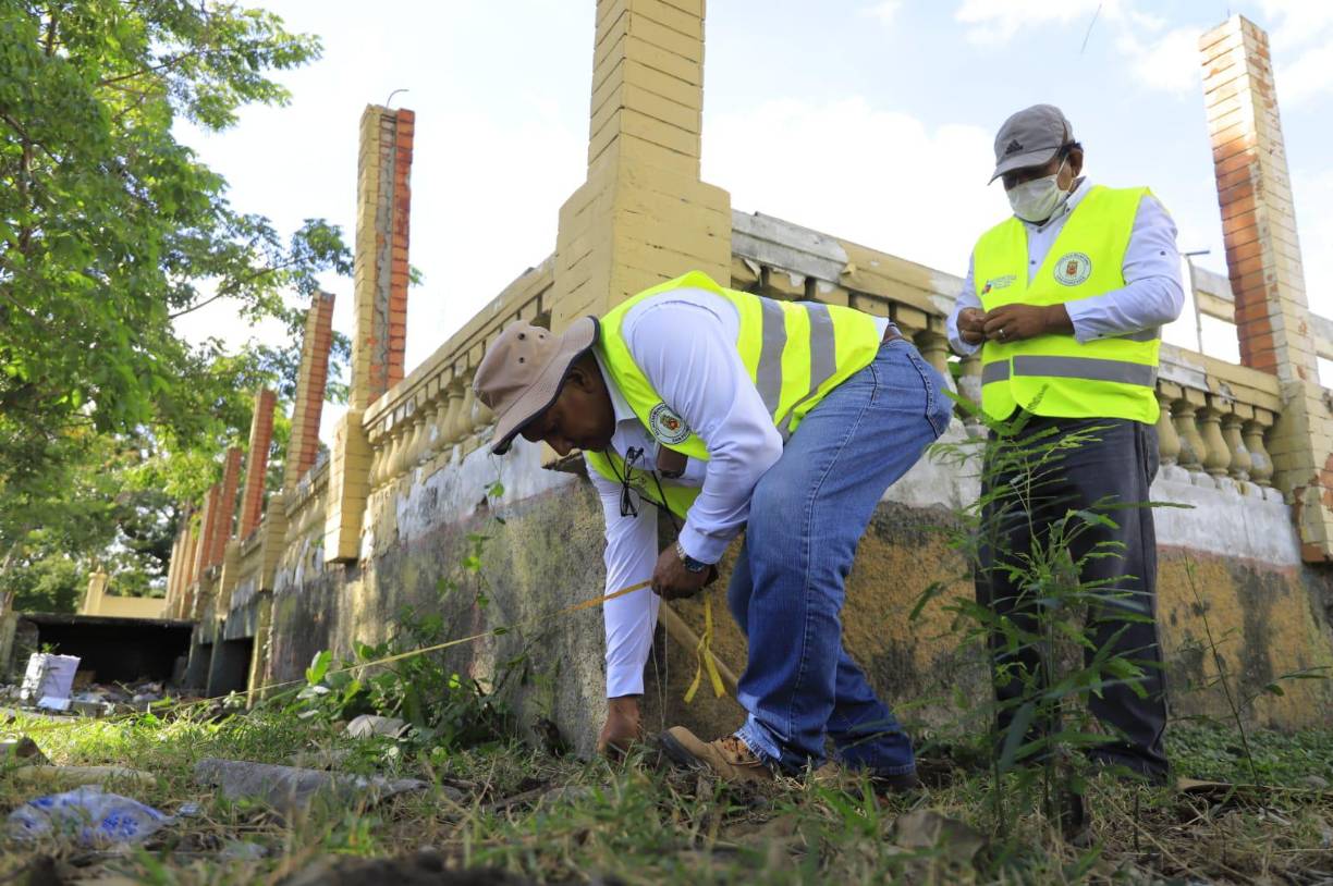 En la administración anterior se comenzó a construir un distrito cultural, del que forma parte la Plaza de Las Banderas, la remodelación de la antigua escuela José Cecilio del Valle, la parte frontal del estadio Morazán y la Plaza Mundialista.
