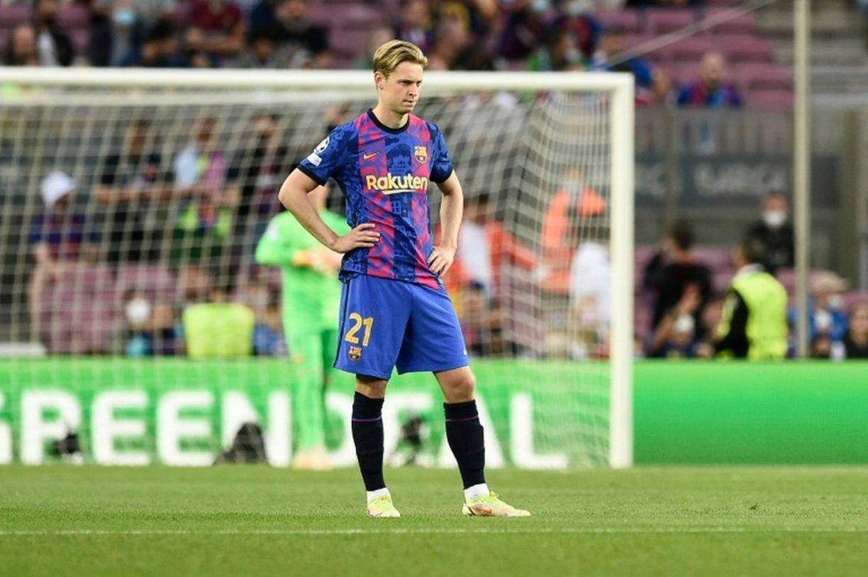 El Manchester United tiene a Frenkie de Jong como principal objetivo para la próxima temporada. El conjunto “red” sigue manteniendo contactos con el Barça para intentar cerrar su fichaje.Según explica Fabrizio Romano, en las últimas horas habría aumentado su oferta pasando de los 60 millones de euros fijos más variables a 65 fijos