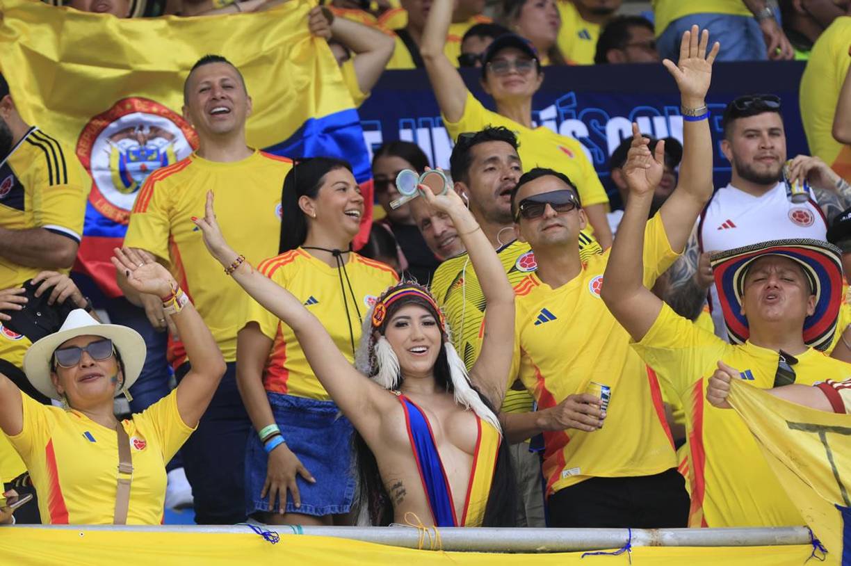 Los aficionados colombianos apoyando a su selección en el duelo ante Argentina.