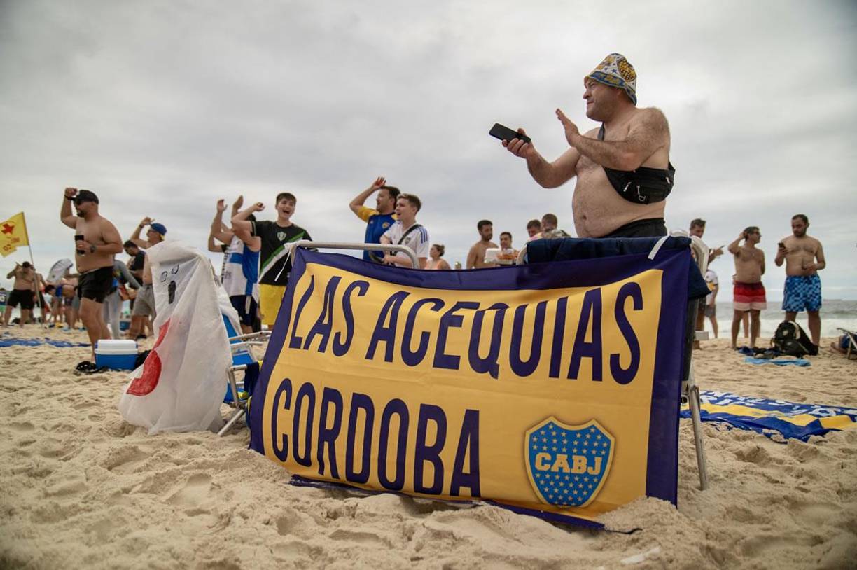 Cientos de hinchas de Boca Juniors, que el sábado se medirá con Fluminense por el título de la Copa Libertadores en el estadio Maracaná de Río de Janeiro, se tomaron este jueves la playa de Copacabana para una animada fiesta, pero terminaron expulsados a la fuerza por aficionados brasileños.