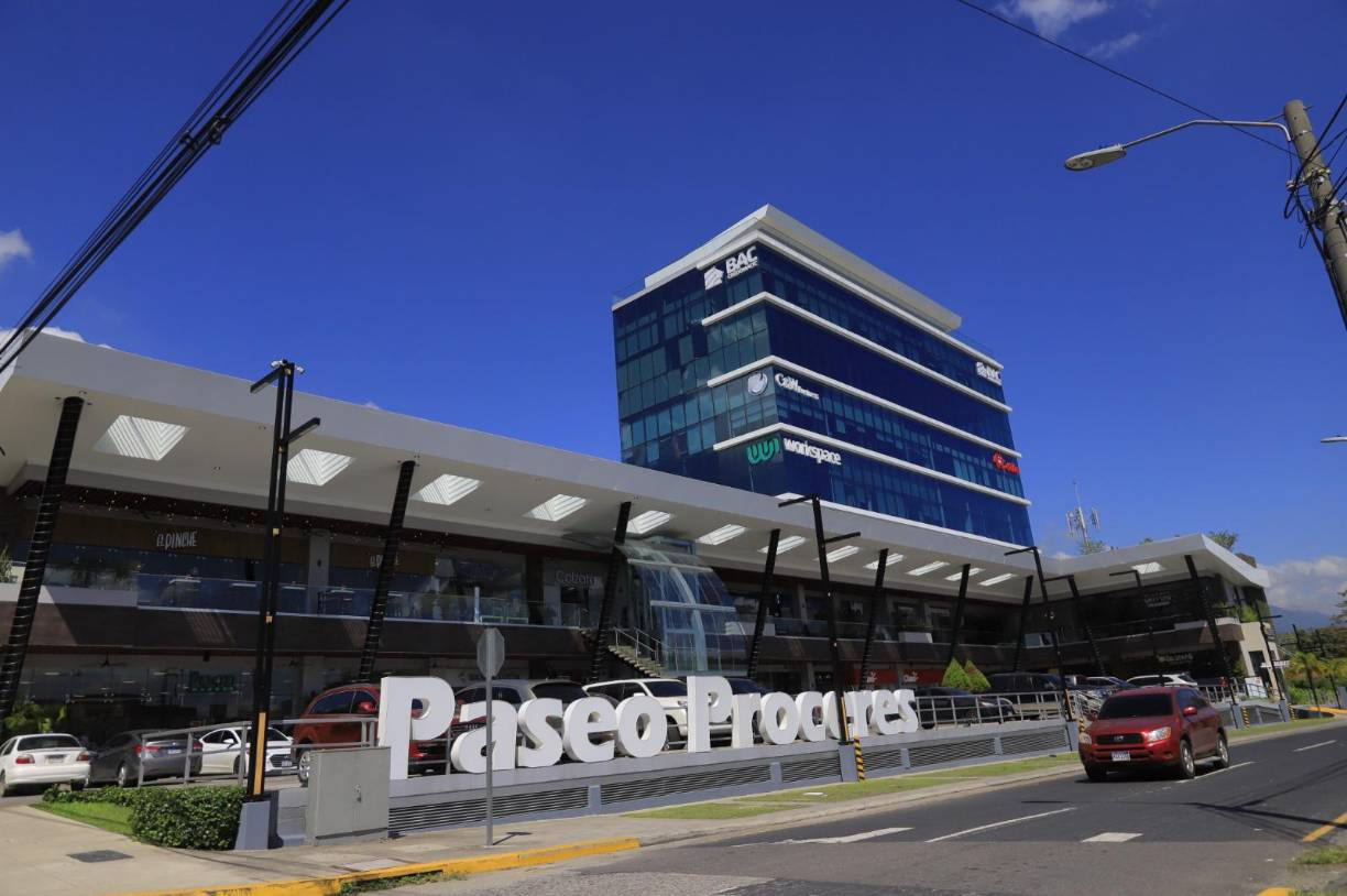 Paseo Próceres es un centro comercial que se encuentra en la avenida Los Próceres en la colonia La Moderna.