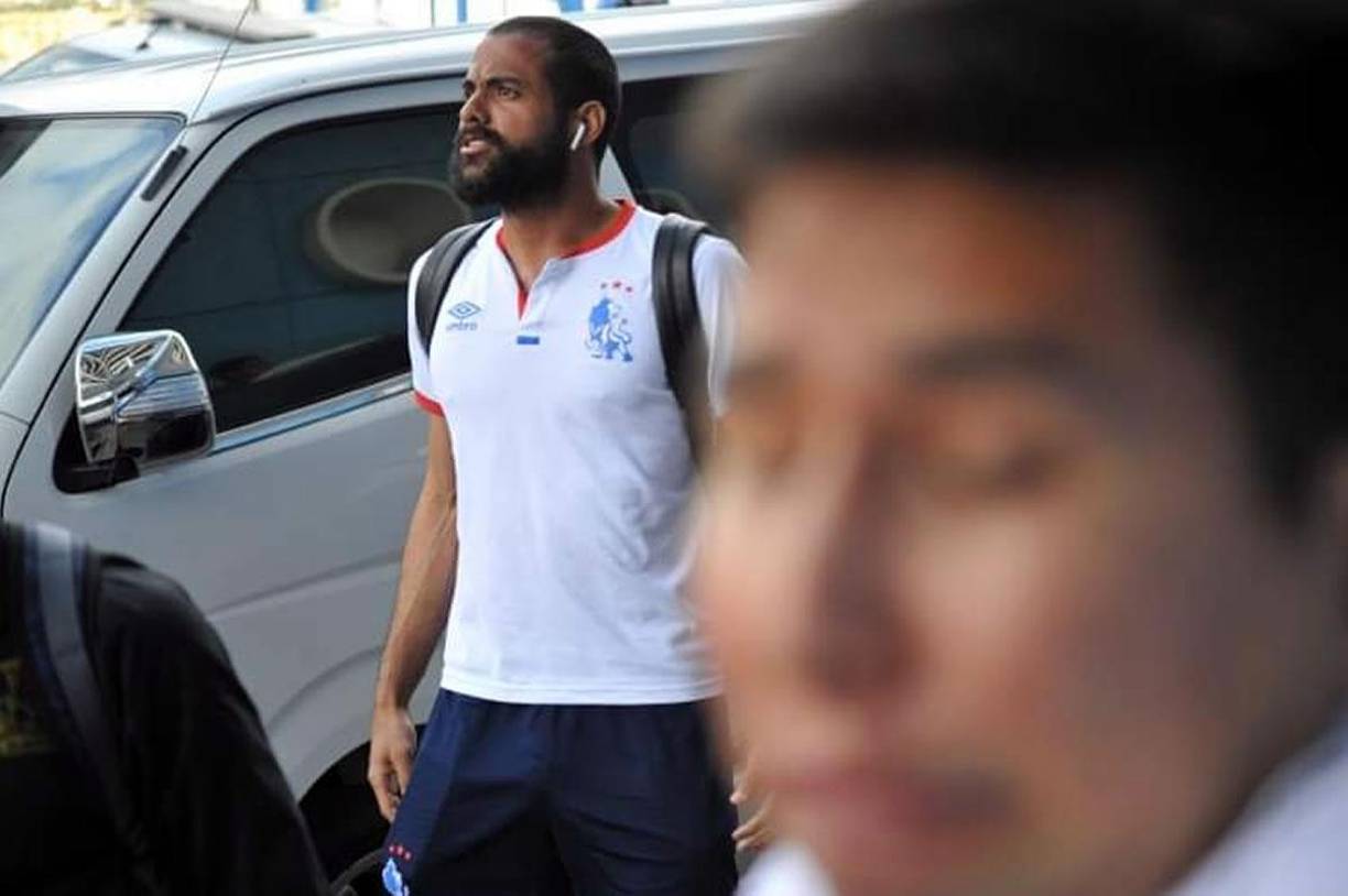 Edrick Menjívar se encaró con los aficionados del Motagua que recibieron a los jugadores del Olimpia con el lanzamiento de latas de cervezas.